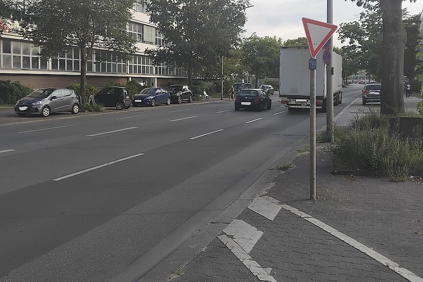 Weniger Verkehrssicherheit, weniger Lebensqualität, weniger Klimaschutz Ein Radweg endet mit Warnschild vor einer Straße ohne Radverkehrsführung, dafür mit Schwerlasttransport.