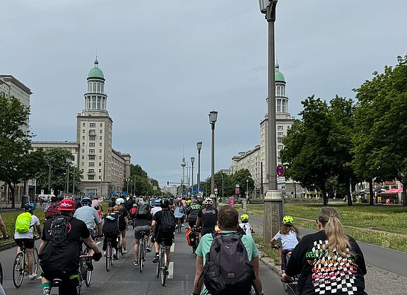 Sternfahrt2025 Radfahrende auf der Frankfurter Allee