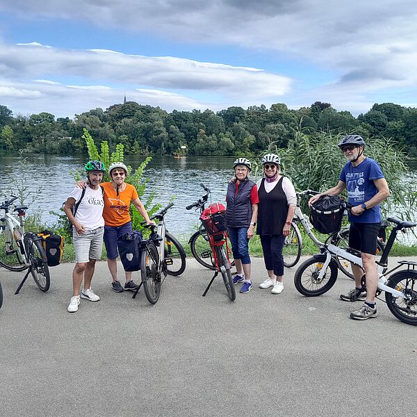 Schwielowseetour Radfahrgruppe steht vor der Havel